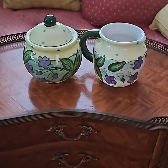 Vintage ceramic cream and sugar flowered set - Picture 3 of 4